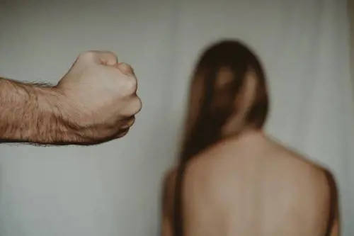 Sequestra la fidanzata e per punizione la obbliga a camminare nuda nel bosco