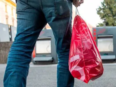 Covid, quei sacchetti rossi che uccidono la privacy