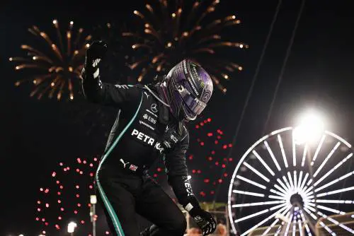 Il trionfo di Hamilton in Bahrain: giallo sul ''sorpasso incriminato''