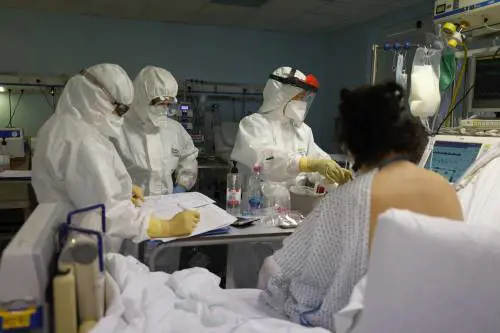 "Polmonite gravissima, servirebbe un miracolo". Così è stata contagiata da un no vax