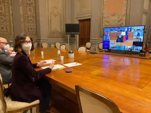 Regioni in pressing, Draghi: "Programmiamo le riaperture per quando si può"