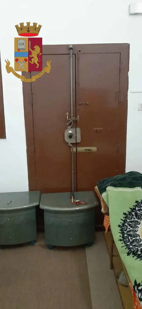Sequestra e picchia fidanzata mettendo i lucchetti alla porta di casa: arrestato un egiziano