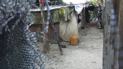 L'orrore sulla 14enne nel campo rom: in manette lo zio "orco"