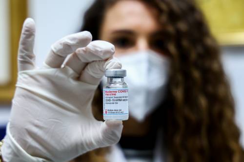 I vaccini spaccano le toghe. E l'Anm fa mezzo dietrofront