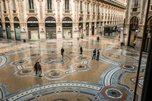 Giallo "rafforzato", ma automatico. Verso nuovi criteri per le riaperture