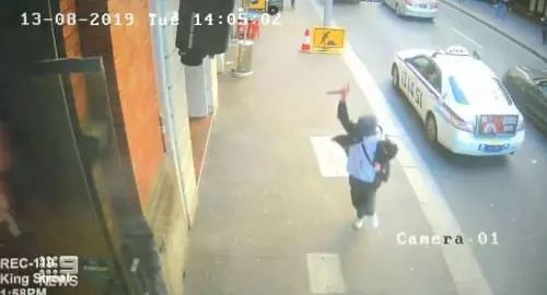 Sgozza una ragazza e poi gira un video per mostrare le sue mani insanguinate