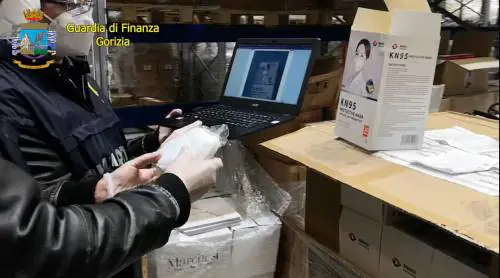 Sequestrate 60 milioni di mascherine pericolose della commessa di Arcuri