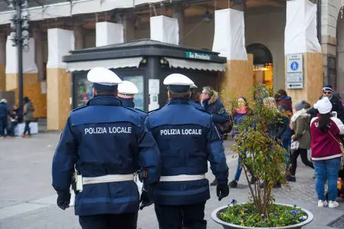 "In Ghana v'avrei tagliato la gola". Poi il migrante picchia gli agenti