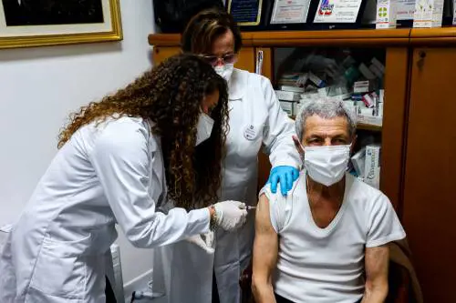 Le regole dei vaccini. Anche sugli avanzi priorità agli anziani e ok ai "domiciliati". Si parte in farmacia