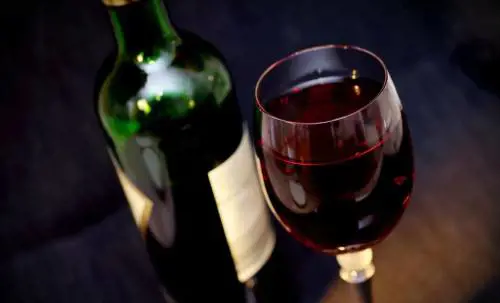 "Etichette sui rischi". Diktat salutista sul vino: l'Italia dice no