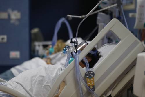 L'ossigeno non basta per tutti: i malati Covid restano senza