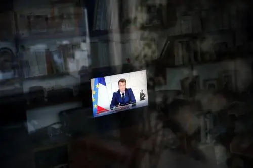 Macron mette tutta la Francia in zona rossa. "Dobbiamo resistere ancora, ne usciremo"