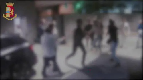 Aggressioni e rapine: le immagini choc del branco