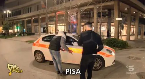 Spacciatori contro Brumotti. I vigili urbani si allontanano. E il sindaco li punisce