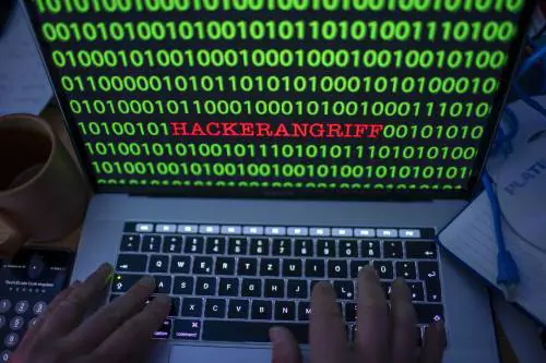 Lazio, è scaduto l'ultimatum. Ricoverato l'uomo del pc bucato