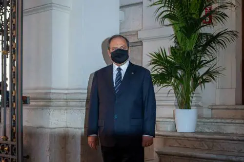 "Chi non crede nella cura cambi lavoro. Il decreto sull'obbligo? Non è chiaro"