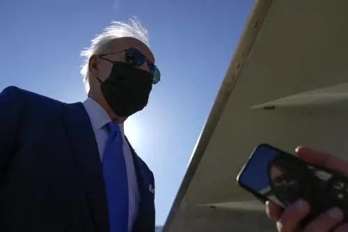 "Basta preghiere, è tempo di agire". Biden annuncia la stretta sulle armi