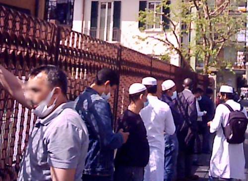 Le immagini dei fedeli assembrati all'esterno della moschea abusiva