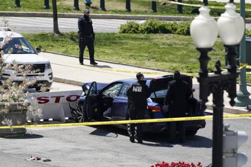 Auto contro la polizia a Capitol Hill: un agente muore accoltellato. Media Usa: "L'uomo è estremista islamico"
