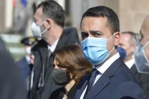 Di Maio nella bufera "Ora venga a riferire. Non li paghiamo per colpire i nostri"