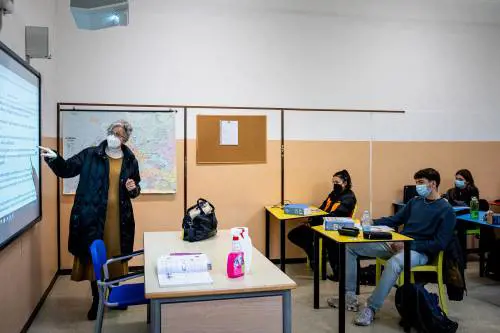 Sì all'obbligo di mascherine in classe tra 6 e 12 anni