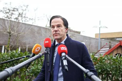 Rutte evita la sfiducia per tre voti. Ma una fotografia lo mette all'angolo