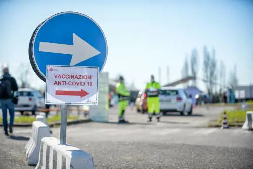 Ora è allerta nei centri vaccinali. A Brescia attacco con le molotov