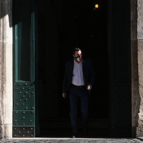 "Salvini spieghi" "Era col Pd...". Ora scoppia la rissa sulla spia
