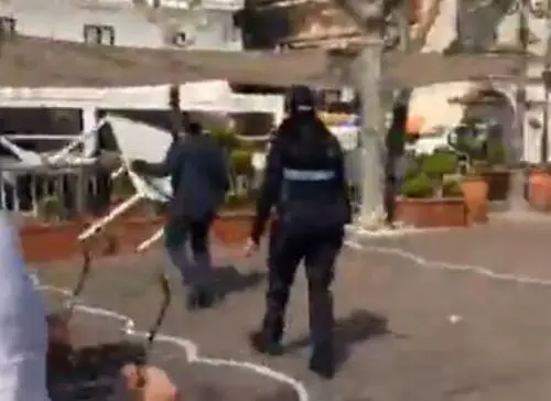 La protesta dei ristoratori che mangiano in strada. E il sindaco lancia i tavolini