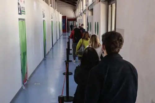 "Qui c'è un progetto eversivo...". Cosa c'è dietro le bombe agli hub vaccini