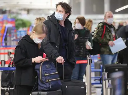 Il Covid-19 viaggia sugli aerei: ecco il "caso dei mille positivi"