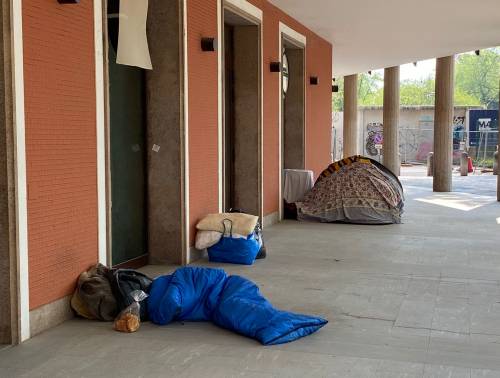 Milano, città del degrado: "Tende e senzatetto in pieno centro"