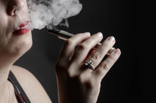 Il Regno Unito sfida l'Oms: "Sbagliato equiparare fumo e svapo"