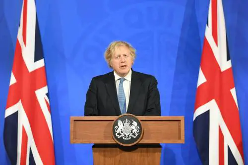 Londra fa dietrofront sul green pass. In settimana Johnson toglie l'obbligo
