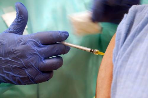 "Basta con i ritardi sui vaccini". Draghi in pressing sulle Big Pharma 