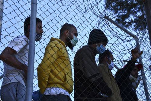 "Italia sola sui migranti, patto Ue disatteso". Ma l'Europa fa altre promesse