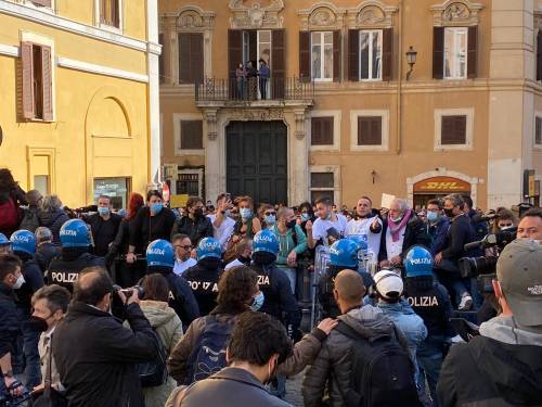 "Buffoni, fateci riaprire". Protestano gli ambulanti, guerriglia a Montecitorio