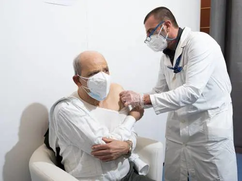 E l'Italia ripensa tutto il suo piano vaccinale. Così sarà più veloce immunizzare i giovani