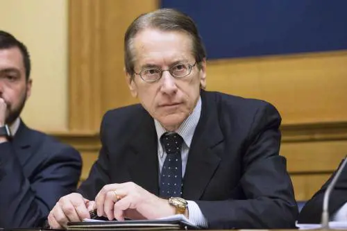 "Si spiega perché l'ex premier fu l'unico a sostenere il regime"