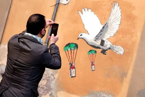 I beniamini dei No Vax diventati «prof» di vaccini