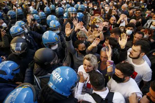Il grido degli esercenti stremati: basta con i ristori, vogliamo lavorare