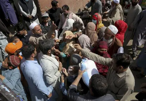 "Stupri sono dovuti a come si vestono le donne". Bufera sul premier pakistano