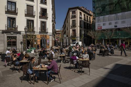 Meno chiusure e meno morti. La lezione di Madrid all'Italia