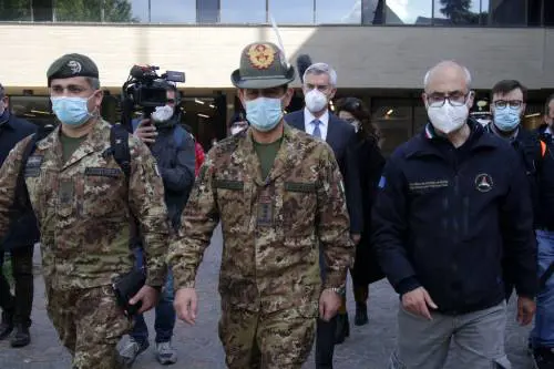 La rincorsa dei vaccini: "Da lunedì gli over 50". Flop AstraZeneca e J&J
