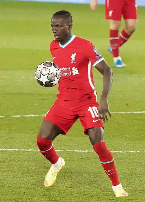 La rivolta Premier contro i social razzisti