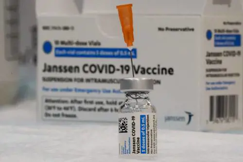 Trombosi, Johnson & Johnson propone studio congiunto: Pfizer e Moderna rifiutano