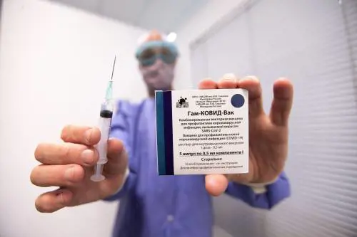 "Sputnik meglio di Pfizer con Omicron", la gufata di Bill Gates e Ratzinger: quindi, oggi...