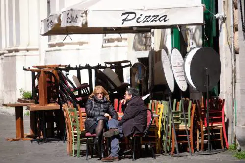 Ristoranti, cinema e palestre: ecco quando l'Italia può riaprire