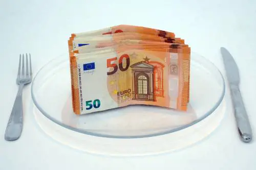 7 batoste sulle tasche: tutti gli aumenti in arrivo