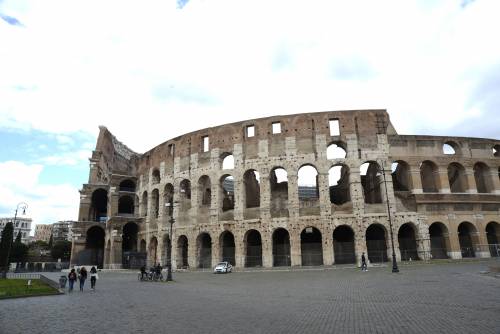 Il video di Roma col colosseo "sbagliato". E il fuoco amico del Pd impallina la Raggi